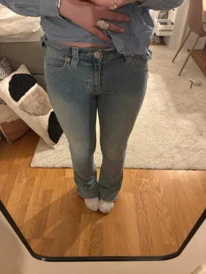True religion jeans Ljusblå bootcut  - Säljer ett par ljusblå bootcut jeans från True religion. Med klassisk femficksdesign och knappgylf. Jeansen har en lätt utsvängd passform nedtill och är tillverkade i denim. Perfekta för en avslappnad och trendig look. Endast använda ett få tals gånger. Jeansen är också uppsydda hos en sömmerska. Jag är 162cm och passar perfekt. 