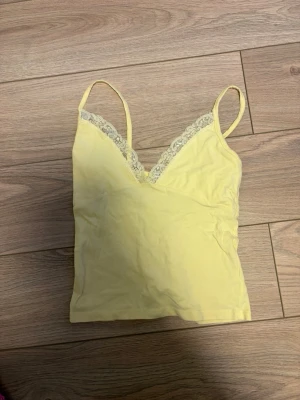 Super söt sommar topp!! - Jätte fin gul sommar topp, jätte bra passform och super fin!!