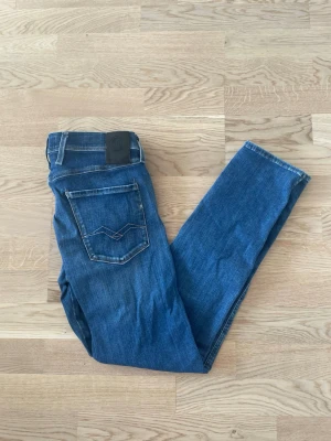 Blå Replay Anbass jeans W33 L32 - Jag säljer dom här snygga Replay Anbass jeansen i storlek W33 L32. De är i fint skick. Tveka inte att höra av er!                                                       Mått: Längd=102cm. Midja=41cm