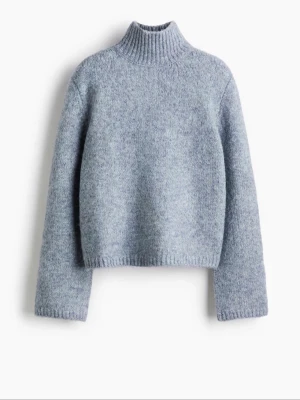 Populär stickad polotröja - Mysig grå/blå stickad tröja med hög polokrage och avslappnad passform. Tröjan har långa ärmar och är tillverkad i ett mjukt, fluffigt material som ger en skön känsla. Perfekt för kyliga dagar och enkel att styla till olika outfits.