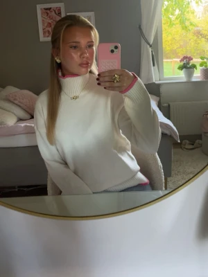 Vit stickad tröja med rosa detaljer - Jätte söt o mysig stickad tröja! Som ny har inte använt alls många gånger🥰 den är i storlek s/m 
