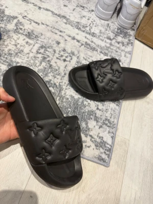 lLv black sandals/slippers 45 - Size 45, true to size. Brand new and never worn, very comfortable and great quality.