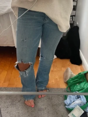 Lågmidjade jeans med hål - säljer dessa jeans där av ingen användning.💖