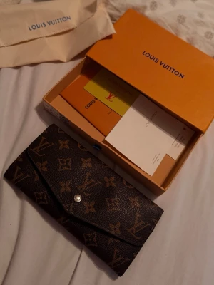 Plånbok (äkta) - Kommer med lådor och allt. 