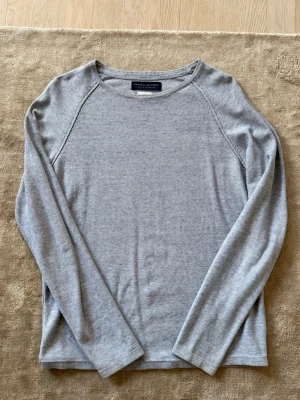 Grå sweatshirt  - Säljer en grå sweatshirt från Jack and jones som är från deras premium quality. Passar bra till allt och är storlek L men passar bra som M. Nypris ligger på 900kr. Bara att skriva vid funderingar.
