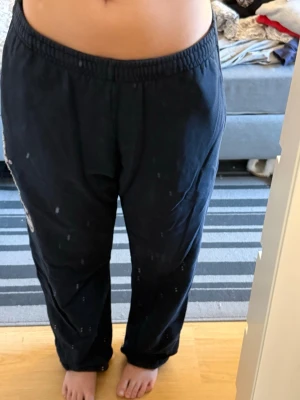 Svarta mjukisbyxor från Champion - Mysiga Mjukisbyxor från champion. Har små defekter längst ner på benen.