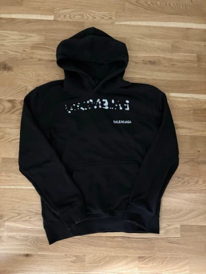 Svart hoddie - Använd några gånger men inga skador