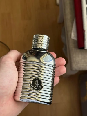 Moncler parfym (60ml) - Nästintill helt full 60ml Moncler parfym, nypris låg på runt 800