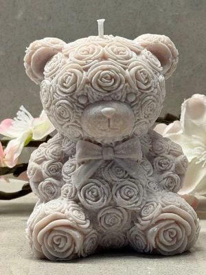 Nalleljus i sojavax - Exklusiv rosnalle i ekologiskt sojavax 🧸🌸 En handgjuten nalle med vackra rosendetaljer – skapad för att vara både en fin inredningsdetalj och en uppskattad gåva.  Tillverkad av svenskt ekologiskt sojavax med en brinntid på cirka 2 timmar.  • Höjd: ca 8 cm • Handgjord med omsorg – varje exemplar är unikt  Perfekt till babyshower, dop eller som en kärleksfull present ✨