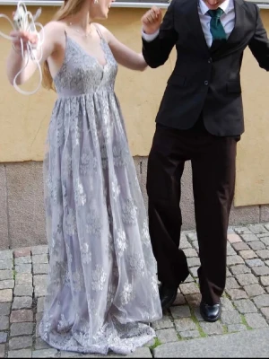 Superfin balklänning  - Säljer min fina balklänning då den inte kommer användas mer. Superfint skick och den har inga defekter. Skriv vid frågor / fler bilder önskas osv💕💕