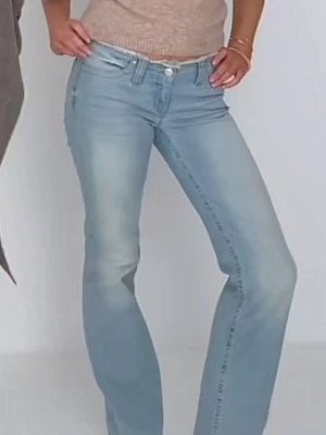 Ljusblå bootcut jeans Nelly  - Snygga ljusblå jeans med bootcut passform och klassisk femficksdesign. Jeansen har en något utsvängd benslut och låg midja. Perfekta för en avslappnad och trendig look. Lågmidjade jeans från Nelly!