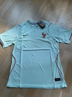 Fotbollströja Frankrike - Helt ny med tags. Finns i storlek M och L