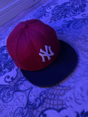 Säljer en röd keps  - Säljer en röd keps som jag it använder längre 