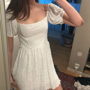 Fin vit klänning🤍 - Jättesöt vit klänning perfekt för konfa, student, midsommar från Gina Tricot💖Spännande mönster och puffärmar. Klänningen är inte alls genomskinligt, utom i ryggen! S/M använd 1 gång🥰