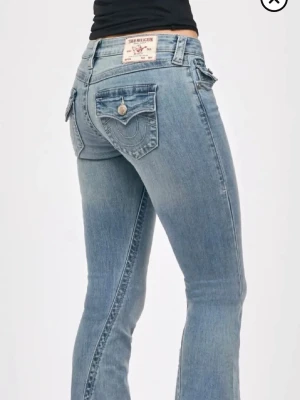 Ljusblå bootcut jeans True Religion - Super fina, har sytt upp de hos skräddare, passar mig som är 160. De är väldigt snyggt uppsydda 🌸