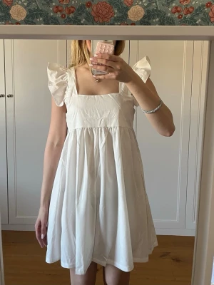 Student klänning - Söt vit kortklänning med puffiga kortärmar och fyrkantig urringning. Tänkte ha på studenten, men hitta en annan! Endast provad
