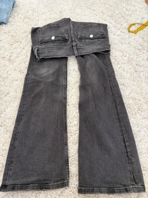 Svarta bootcut jeans från Gina Tricot - Säljer mina gråa Gina Young jeans som är i storlek 158! Jeansen har inga defekter och säljer på grund av att de är för små.