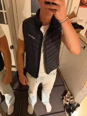 Peak performance down vest - Säljer min fräscha peak performance dunväst. Den är i storlek Large men tror det är dam size. Den sitter som en S/M i herr storlek. Inga som helst skador!