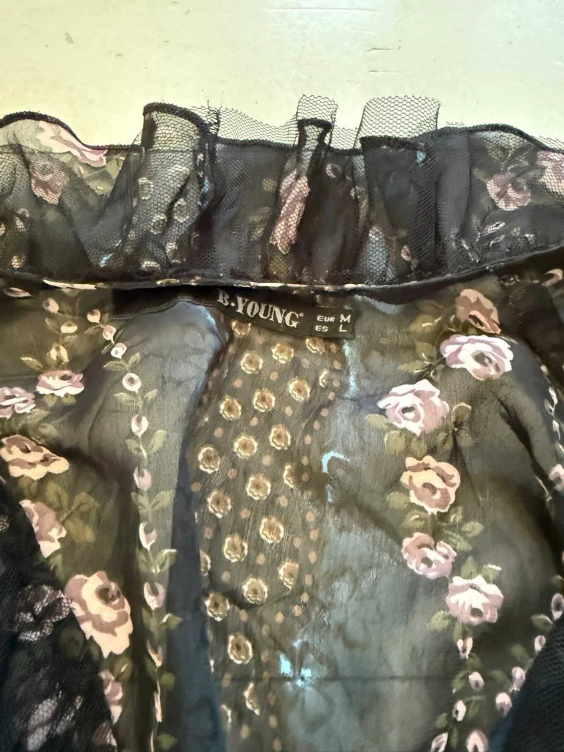 Svart transparent volangblus med blommor - 4