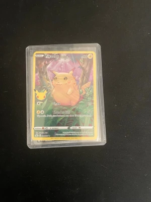 Pichahu  - Säljer två Pokémonkort: ett Pikachu-kort med gul ram och färgglad bakgrund samt ett holografiskt Keldeo GX-kort med blå och röda detaljer. Båda korten ligger i genomskinliga plastfickor och har tydliga illustrationer av karaktärerna.