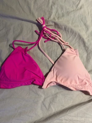 Trekantsbikini i rosa och ljusrosa - Säljer en trekantsbikini Ena kupan är starkt rosa och den andra ljusrosa, vilket ger en cool kontrast. Perfekt för stranden eller poolen🩷(ifrån shein) 