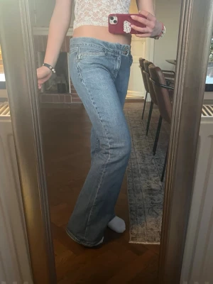 Unika lågmidjade jeans  - Perfekta lågmidjade bootcut jeans i väldigt bra skick. Skriv privat för mått. Storlek 27 men vintage, jag har strl 25/26. Knappt använda, inte slitna nånstans. 
