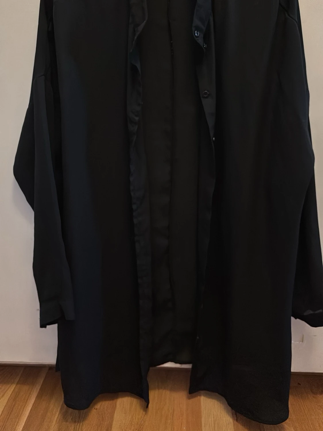 Svart oversized rock med knappar