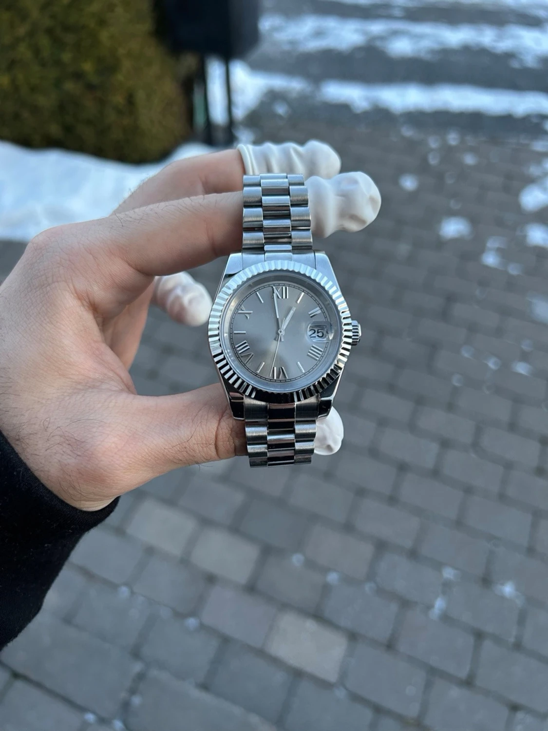 Silverfärgad klocka med datumfönster - 1