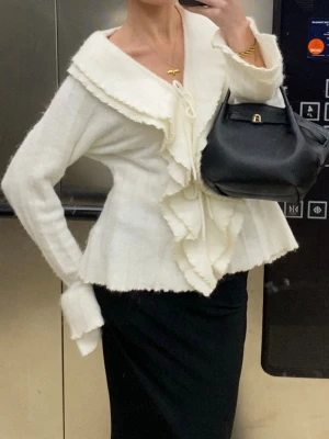 Vit volangkofta med knytband - Supersöt vit kofta med stora volangdetaljer från NAKD🥰💕