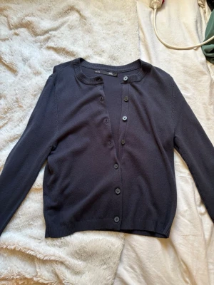 Kofta - Mörkblå kofta som är jätte skön och mjuk i materialet. Från lager 157