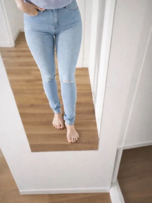 Nya Lee-jeans - Skinny Lee Jeans storlek 25 (w 25/ l 31) Nya / oanvända /med prislapparna kvar på Jättefina slim jeans med hål vid knäna, rippade jeans. Fin ljusblå färg. Skinny Lee-jeans  Super skinny high - Ivy - Lee Jeans  #vardagsstil #trending #tiktokstyle #tiktoktrend #jeans #denim #realdenim #realjeans #leejeanswomens #leejeans #bluejeans #blåjeans #rippedjeans