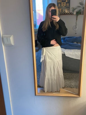 Långkjol - Superfin kjol från Lindex. Fin knytdetalj vid midjan och lite mönster längst ner på kjolen