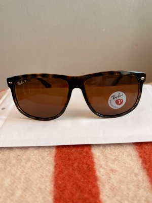 Rayban ”Boyfriend” polarized  - Helt nya Ray-Ban “Boyfriend” Polarized. De är oöppnade med alla etiketter kvar och  allt som syns på bild ingår. Säljs för endast 549 kr. Erbjudandet gäller till lördag 23:59 