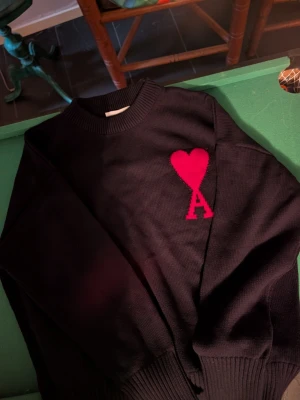 Svart stickad tröja Ami Paris - Svart stickad tröja från Ami Paris  Storlek M/L