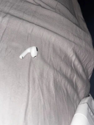 AirPods 3 vänster - Funkar perfekt som reserv för dig som slarvat bort. Den är vänster. 