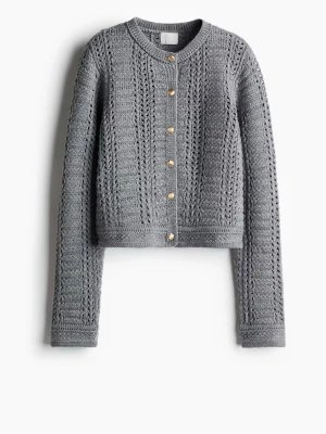 Grå stickad kofta med guldfärgade knappar - Snygg grå stickad kofta med lång ärm och rund halsringning. Koftan har dekorativa guldfärgade knappar framtill och ett fint hålmönster i stickningen. Perfekt att slänga över en t-shirt eller en linne🩷jag har köpt den för 2 månader sen men har aldrig använt den 😢storlek 38 ❤️köparen står för frakt ❤️