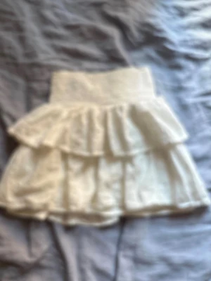 Vit minikjol  - Jätte söt liten vit volang kjol i storlek s