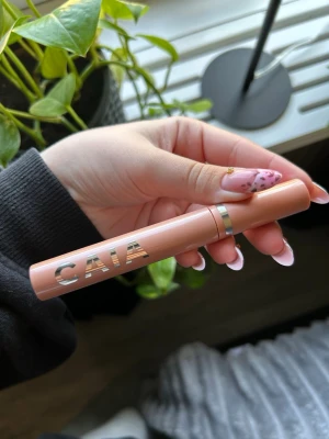 Mascara  - Bibbz boom boom lashes mascara från Caia. Den är öppnad och testad en gång på rena fransar. Har tyvärr inte kvar förpackningen den kom i. Säljer då det inte var min smak riktigt på mascara!