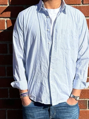 Randig Skjorta / Uniqlo - Randig Skjorta från Uniqlo | Storlek: M - Skicket pa skjorta är jätte bra med nästan inga tecken på användning - Varat pris: 300 - Nypris: 600 kr - Modellen är 180cm och väger 70kg.