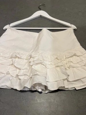 Zara kjol - Zara kjol med shorts ⭐️finns en liten fläck!