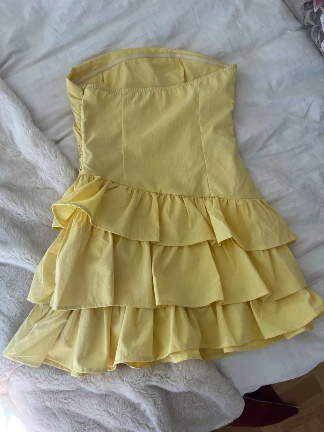 Gul axelbandslös volangklänning - 2