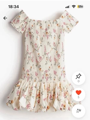 Blommig H&M klänning - Så söt blommig H&M klänning i storlek XS❤️