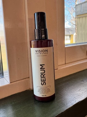 Vision Haircare Serum 100 ml - Hårserum från Vision Haircare med hyaluronsyra som ger djup återfuktning och gör håret silkeslent. Kommer i en brun plastflaska med svart pump och vit etikett. Perfekt för dig som vill boosta håret med extra fukt.