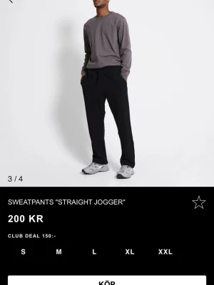 Svarta straight joggers mjukisbyxor - Säljer ett par svarta mjukisbyxor i straight fit med dragsko i midjan och fickor på sidorna. Perfekta för chill dagar eller när du vill ha en clean och enkel look. Tillverkade i mjukt material som känns skönt mot huden.