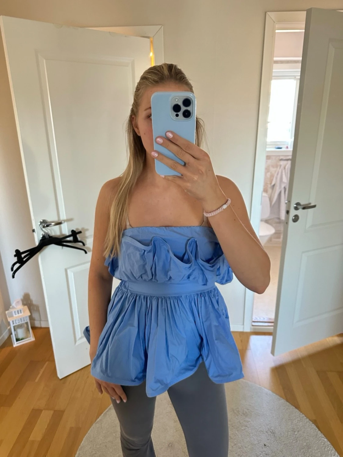 Blå axelbandslös volangtop - 1