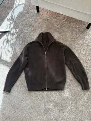 Stickad tröja  - Säljer nu en sjukt snygg zip up cardigan från Massimo Dutti. Storlek M. Mycket bra skick utan slitage eller tecken på användning. Nypris 1000kr. Hör gärna av dig med frågor eller funderingar!