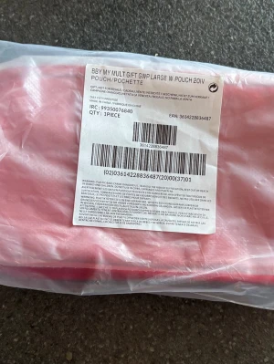 Röd stor burburry necessär/pouch  - Säljer en stor röd burburry necessär/pouch i syntetmaterial. Perfekt för att organisera smink, småprylar eller accessoarer i väskan. Enkel och stilren design med mjuk form. Levereras i originalförpackning.