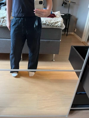 Mörkblåa linnebyxor med rak passform - Säljer ett par mörkblåa linnebyxor från Gina Young. Det är storlek 170 men passar som en S, har sytt upp de så att de passar mig som är runt 165. Tryck gärna på köp nu!🫶🏼