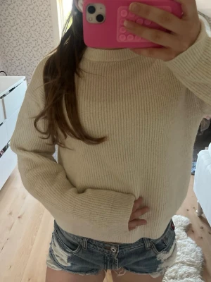 Ribbad stickad tröja - Söt vit stickad ribbad tröja från hm i xs! Andvänd ett par gånger med en liten fläck som knappt märks(skorv för bild) 🩷