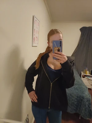 Svart hoodie med dragkedja - Säljer en svart hoodie med dragkedja. Det står att det är storlek XL men den käns mer som en LEller M fast lite overcais 